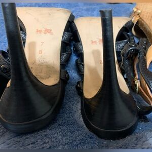 Coach 7 black heels 3.5”
Gianna Maroon heels 7
Army green 7